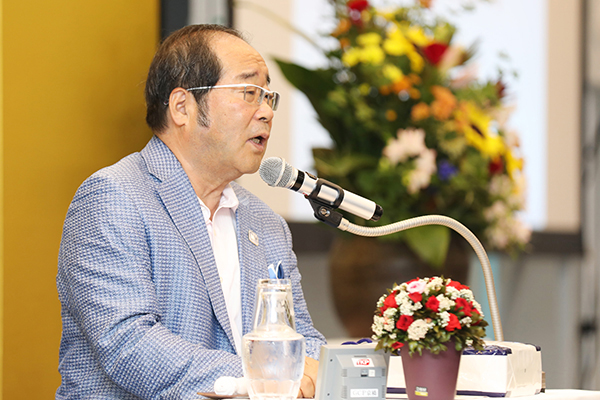 18年特別定例会は大創産業の矢野博丈会長をゲストに開催 参加0名を超える大盛況に 出版社のダイヤモンド社が主催する ダイヤモンド経営者倶楽部 18年特別定例会は大創産業の矢野博丈会長をゲストに開催 参加0名を超える大盛況に 出版社のダイヤモンド社が主催する ダイヤモンド経営者倶楽部